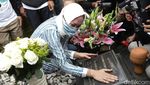 Angelina Sondakh Boyong Keanu dan Aaliyah Nyekar ke Makam Adjie Massaid