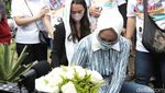 Angelina Sondakh Boyong Keanu dan Aaliyah Nyekar ke Makam Adjie Massaid