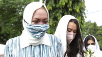Aaliyah Massaid terlihat mendampingi dan jalan di samping Angelina Sondakh. Foto: Palevi/detikHOT