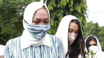 Angelina Sondakh Boyong Keanu dan Aaliyah Nyekar ke Makam Adjie Massaid