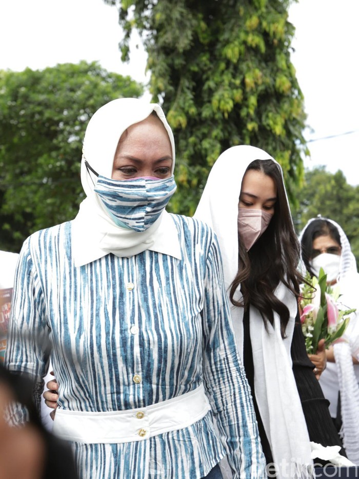 Angelina Sondakh nyekar ke makam Adjie Massaid