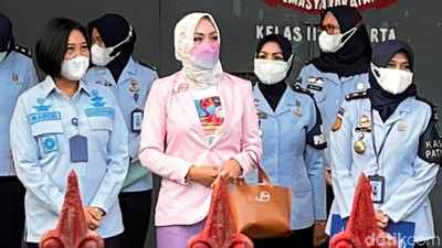Colorful! Penampilan Perdana Angelina Sondakh Keluar dari Lapas Pondok Bambu