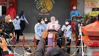 Angelina Sondakh meminta maaf kepadaseluruh rakyat Indonesia sambil menangis. Saya ingin meminta maaf kepada seluruh rakyat Indonesia setelah perbuatan saya tidak patut ditiru, dicontoh. Saya sepenuhnya menyesal. Foto: Iqbal/detikHOT