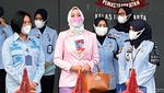 Colorful! Penampilan Perdana Angelina Sondakh Keluar dari Lapas Pondok Bambu
