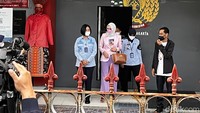 Saat keluar menghirup udara bebas, Angelina Sondakh terlihat langsung menangis. Foto: Iqbal/detikHOT