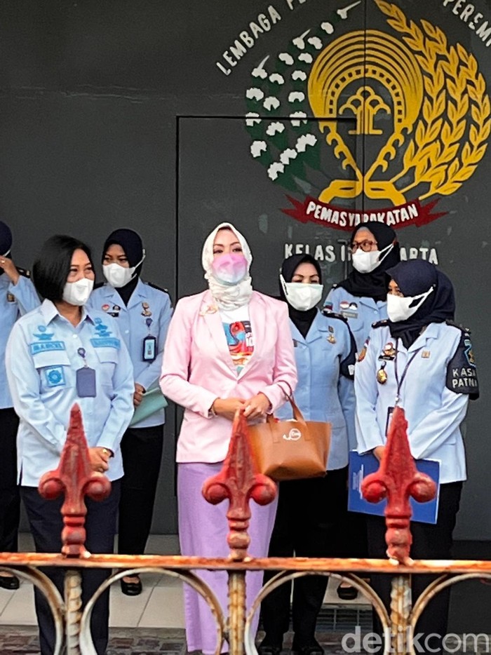 Penampilan Angelina Sondakh bebas usai 10 tahun mendekam di penjara.
