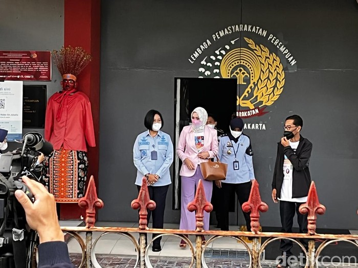 Penampilan Angelina Sondakh bebas usai 10 tahun mendekam di penjara.