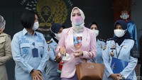 Angelina Sondakh meneteskan air matanya saat keluar dari pintu Lapas Pondok Bambu, Jakarta Timur hari ini. Foto: Palevi/detikHOT