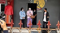 Angelina Sondakh keluar dari pintu Lapas Perempuan Pondok Bambu, Jakarta sekitar pukul 6.22 WIB. Foto: Iqbal/detikHOT