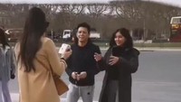 Momen ketika Anya Geraldine mengabadikan Ariel NOAH dan Alleia foto bersama. Foto: Instagram