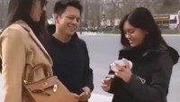 Ariel NOAH berangkat ke Paris bersama dengan artis lainnya, seperti Anya Geraldine, Reza Arab, Adipati Dolken, dan Keanu Agl untuk menghadiri Pari Fashion Week 2022. Foto: Instagram