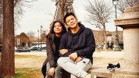 Ini bukan kali pertama Ariel NOAH ajak Alleia liburan kel luar negeri. Tapi, ini jadi momen langka Ariel memperlihatkan wajah putrinya. Foto: Instagram