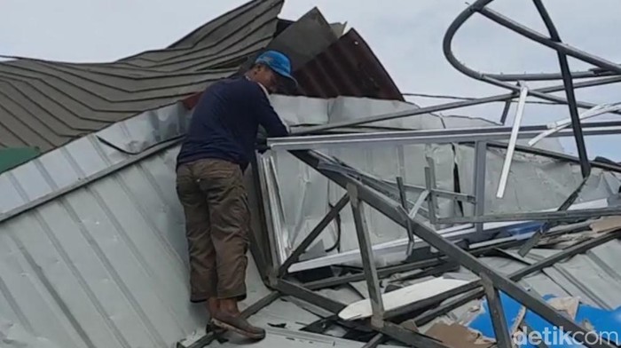 Atap rumah warga rusak akibat hujan deras dan angin kencang di Pekanbaru