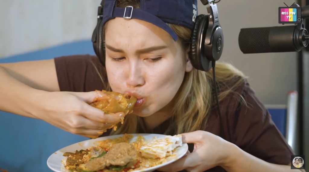 Ayu Ting Ting Mukbang Nasi Padang Murah di Depok, Ini Rekomendasinya!