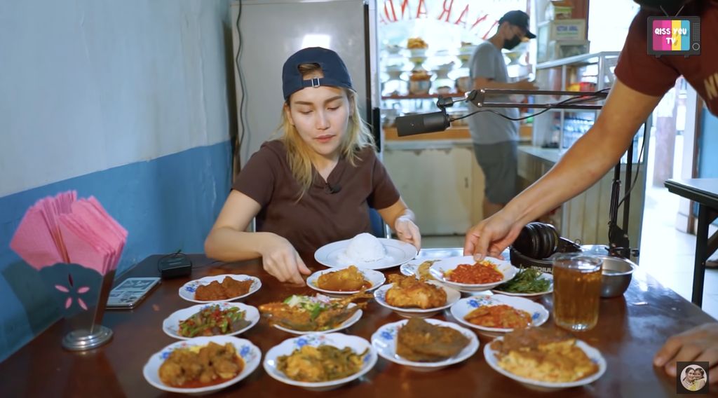 Ayu Ting Ting Mukbang Nasi Padang Murah di Depok, Ini Rekomendasinya!