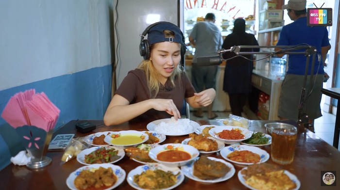 Ayu Ting Ting Mukbang Nasi Padang Murah di Depok, Ini Rekomendasinya!