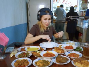 Ayu Ting Ting Mukbang Nasi Padang Murah di Depok, Ini Rekomendasinya!
