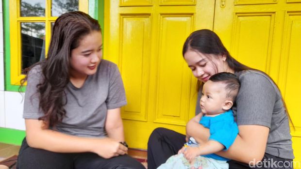 Masih ingatkah detikers dengan sepasang kembar asal Sumedang yang kompak melangsungkan pernikahan? Ya, pasangan suami-istri kembar yakni Ellwanda Julianop Hidayat dan Rani Nurhaeni serta Ellwindi Julianfi Hidayat dan Rina Nurhayati kini telah dikaruniai buah hati.