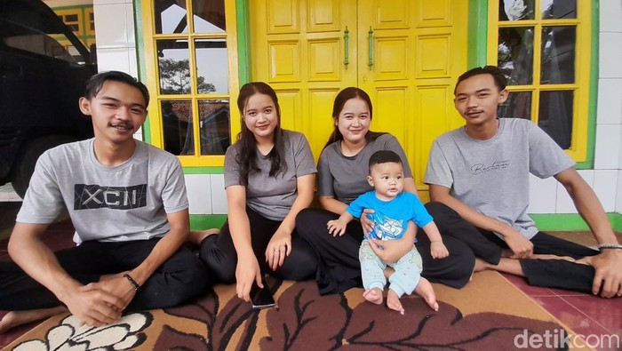 Masih ingatkah detikers dengan sepasang kembar asal Sumedang yang kompak melangsungkan pernikahan? Ya, pasangan suami-istri kembar yakni Ellwanda Julianop Hidayat dan Rani Nurhaeni serta Ellwindi Julianfi Hidayat dan Rina Nurhayati kini telah dikaruniai buah hati.