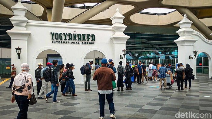 Bandara YIA Kulon Progo dipadati wisatawan saat Nyepi, Kamis (3/3/2022).