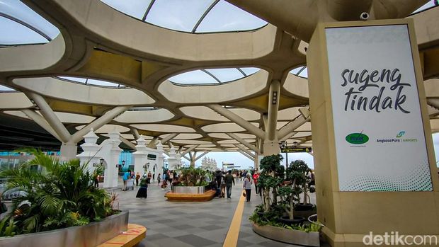 Bandara YIA Kulon Progo dipadati wisatawan saat Nyepi, Kamis (3/3/2022).