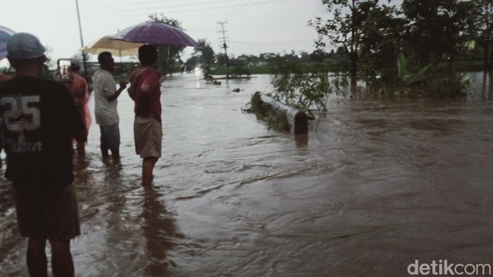 Banjir luapan memutus jalan Klaten- Ponggok di Desa Pondok, Kecamatan Karanganom, Kamis (3/3/2022).