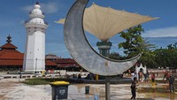Banjir merendam lingkungan masjid dan juga kompleks pemakaman.