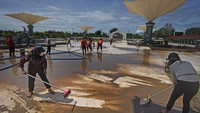 Sebelumnya, banjir akibat luapan sungai Cibanten merendam kawasan Banten Lama dan Masjid Agung Banten.