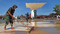 Kini banjir telah surut dan sejumlah relawan bahu-membahu membersihkan masjid.