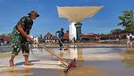 Banjir Surut, Relawan Gotong Royong Bersihkan Masjid Kesultanan Banten