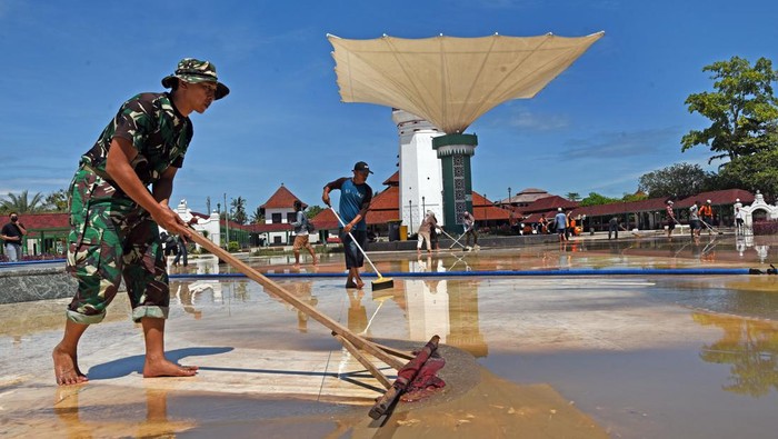 Banjir Surut, Relawan Gotong Royong Bersihkan Masjid Kesultanan Banten Sejumlah relawan bergotong royong membersihkan halaman Masjid Kesultanan Banten usai banjir menyusut di Kasemen, Serang, Banten, Kamis (3/3/2022). ANTARA FOTO/Asep Fathulrahman/wsj.