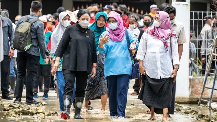 Ketua DPR RI Puan Maharani melakukan kunjungan kerja ke Lamongan. Dalam kunker itu, Puan datangi SDN Sidomulyo yang dikabarkan hampir setiap hari alami banjir.
