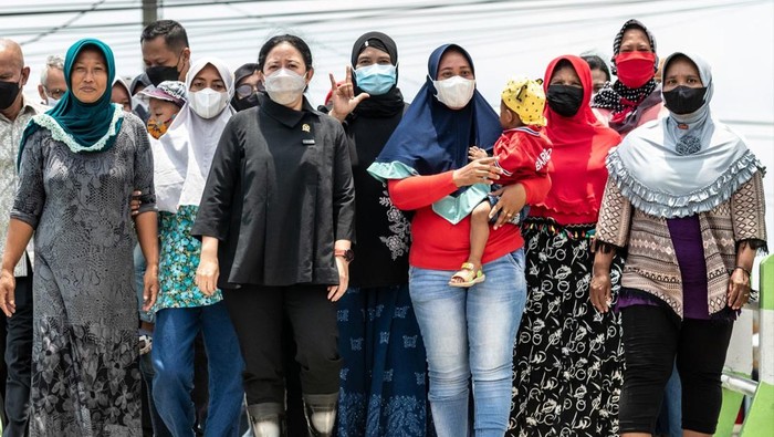 Ketua DPR RI Puan Maharani melakukan kunjungan kerja ke Lamongan. Dalam kunker itu, Puan datangi SDN Sidomulyo yang dikabarkan hampir setiap hari alami banjir.