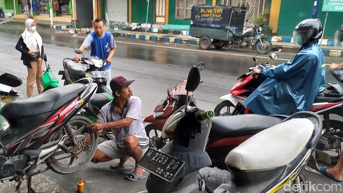 Bengkel motor kebanjiran perbaikan pasca banjir Sampang