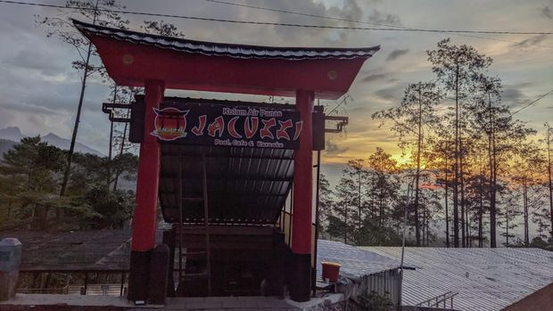 Berendam Air Panas di Jacuzzi Ditemani Hawa Dingin Kaki Gunung Welirang