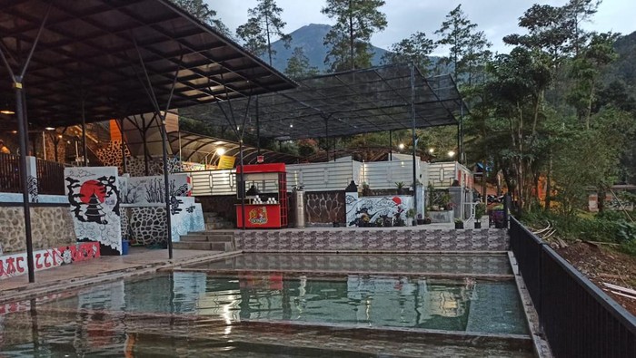 Berendam Air Panas di Jacuzzi Ditemani Hawa Dingin Kaki Gunung Welirang
