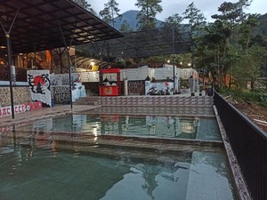 Menikmati Sensasi Berendam Air Panas di Jacuzzi Kaki Gunung Welirang Sore Hari