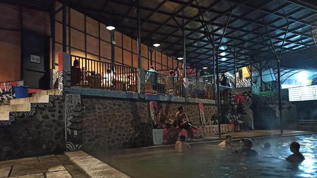 Berendam Air Panas di Jacuzzi Ditemani Hawa Dingin Kaki Gunung Welirang
