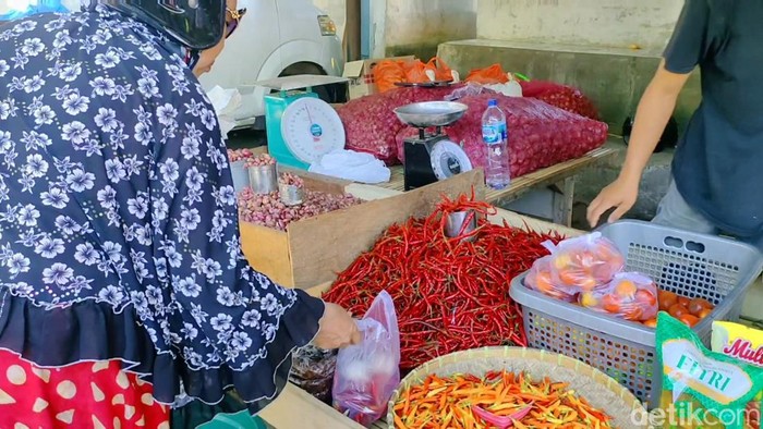 Cabai rawit-bawang merah di Sinjai meroket harganya