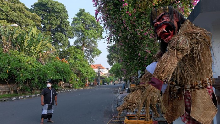 Pecalang atau petugas pengamanan desa adat di Bali memantau situasi jalan raya saat Hari Raya Nyepi Tahun Baru Saka 1944 di wilayah Desa Sumerta Kelod, Denpasar, Bali, Kamis (3/3/2022). Pengamanan Hari Raya Nyepi Tahun Baru Saka 1944 di desa tersebut untuk menjamin keamanan dan kelancaran umat Hindu dalam menjalani 