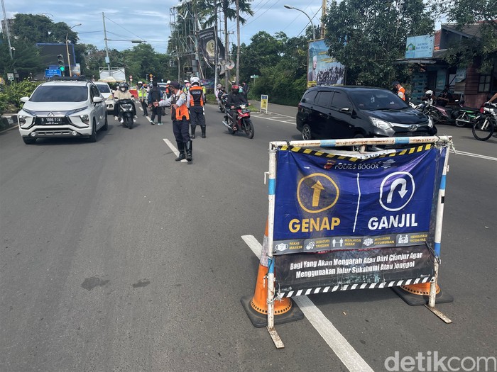 Ganjil genap kembali diberlakukan bagi kendaraan yang akan melewati jalur Puncak di saat libur Nyepi. Aturan itu diberlakukan guna cegah terjadinya kemacetan.