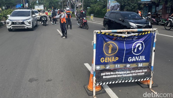 Ganjil genap kembali diberlakukan bagi kendaraan yang akan melewati jalur Puncak di saat libur Nyepi. Aturan itu diberlakukan guna cegah terjadinya kemacetan.