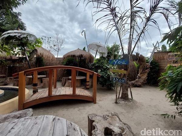  Jumlah tempat duduknya juga banyak. Jadi berapa orangpun yang datang, tempat ini punya cukup meja menampung pengunjung. Mulai dari pasangan, kumpul keluarga, hingga bertemu rekan-rekan kerja juga nyaman di sini.  Jumlah tempat duduknya juga banyak. Jadi berapa orangpun yang datang, tempat ini punya cukup meja menampung pengunjung. Mulai dari pasangan, kumpul keluarga, hingga bertemu rekan-rekan kerja juga nyaman di sini.Â