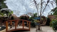  Jumlah tempat duduknya juga banyak. Jadi berapa orangpun yang datang, tempat ini punya cukup meja menampung pengunjung. Mulai dari pasangan, kumpul keluarga, hingga bertemu rekan-rekan kerja juga nyaman di sini. 