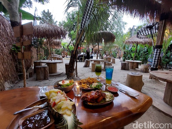 Sesuai dengan namanya, tempat ini menghadirkan suasana pantai di Bali dengan ragam kuliner tropis.