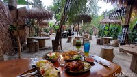 Sesuai dengan namanya, tempat ini menghadirkan suasana pantai di Bali dengan ragam kuliner tropis.