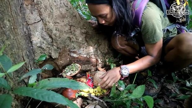 Dede Inoen makan sesajen di tengah hutan