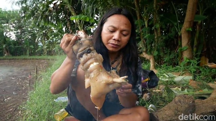 Dede Inoen, Youtuber pemakan  raja jin