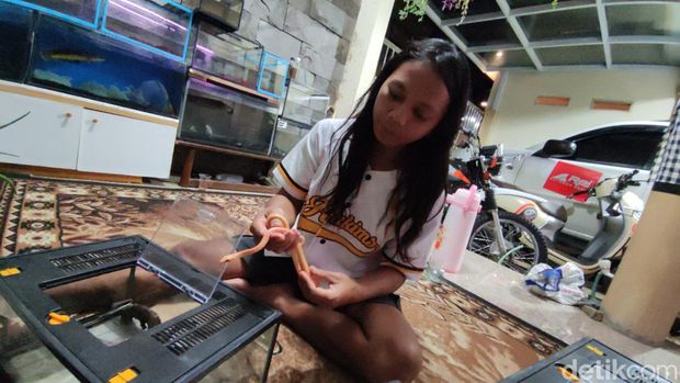 Dede Inoen, Youtuber pemakan  'raja jin'