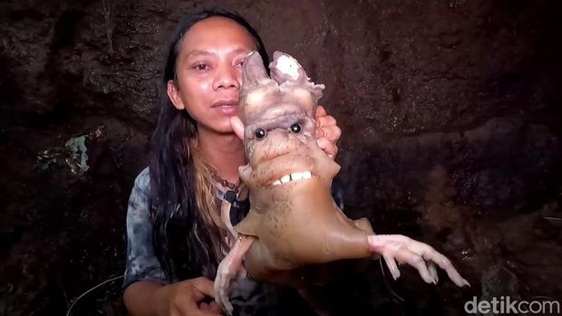 Dede Inoen, Youtuber pemakan  'raja jin'